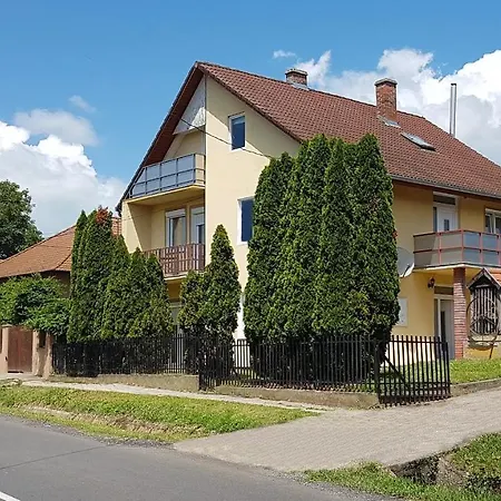 Apartment Grosses Ferienhaus Plattensee Balaton - Nyaralo Haz 6 Szobaval, 5 Fuerdoszobaval, 3000 Nm Szolad